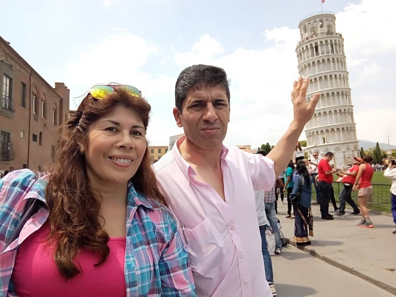 Zulema y Pablo en Italia, en el fondo se ve la Torre de Pisa.